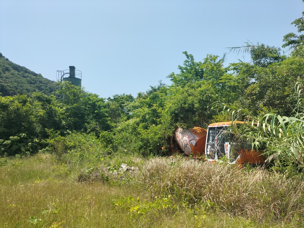 岬町の廃プラントと廃ミキサー車