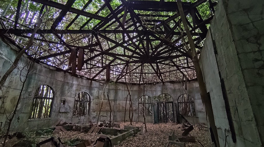 三里塚のドーム型廃墟