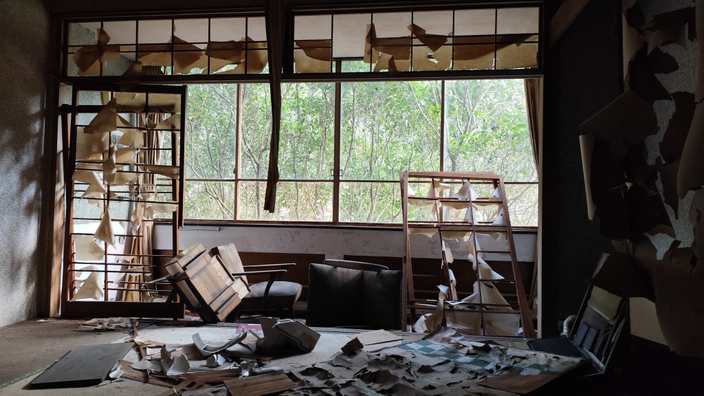 河内湖畔の廃旅館
